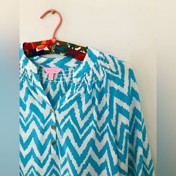 Lilly Pulitzer | blue and white 100% silk peasant top with gold logo buttons XS - Picture 2 of 7